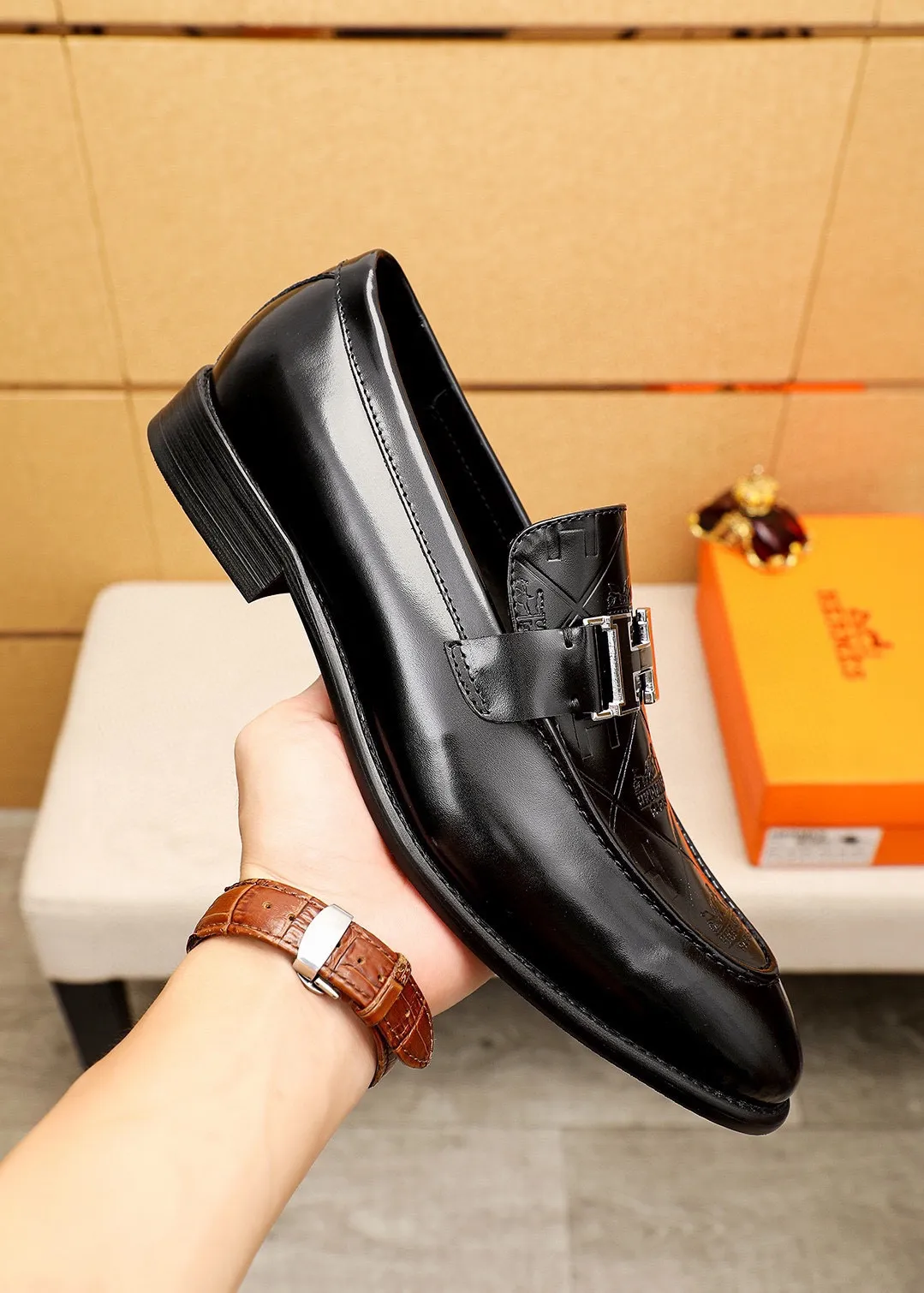 Men's shoes 💰480 💐 Product trademark: HERMES "Hermès" casual leather shoes Regular size: 39-44 (38.45.46🉑️Customized) Product materials: Selected imported first-layer calfskin embossed upper + classic hardware buckle, imported water-dyed cowhide lining. Strong three-dimensional visual effect, combined outsole Color: 1⃣️color optional